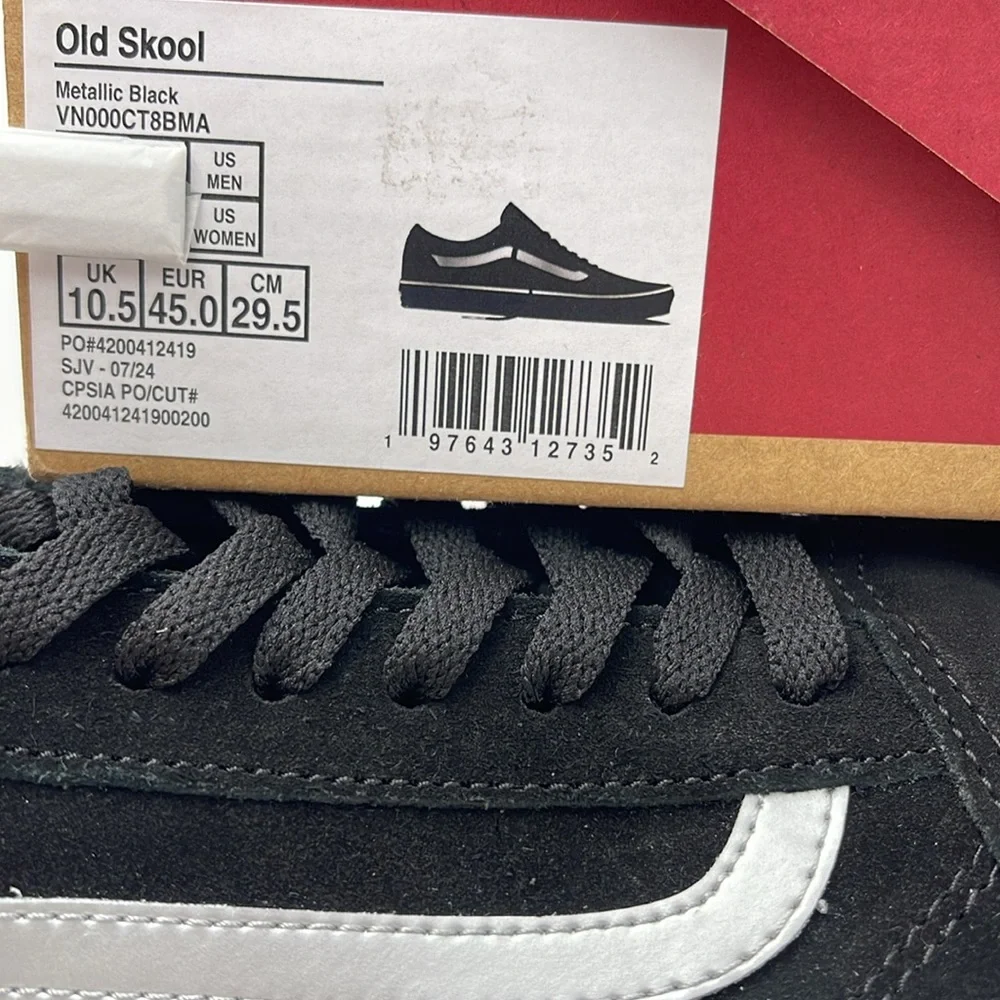 Vans Men’s Black and White Sneakers Old Skool
Metallic Black
VN000CT8BMA - Picture 16 of 16